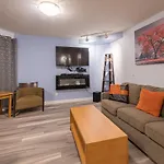 Luxurious One Bedroom Suite For A Larger Family 162